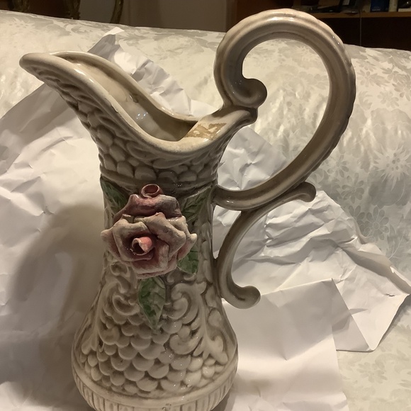 Vintage ornate Italian Capodimonte style Rose sculpted pitcher vase 14” high - Picture 3 of 13